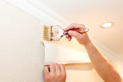 Pose de papier peint à Pietroso — revêtements muraux et toiles de verre